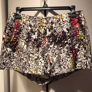 Print shorts size m with charm, pockets, zip back